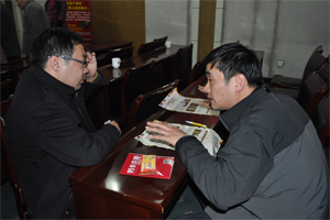 活動結(jié)束后學(xué)員和專家在一對一探討